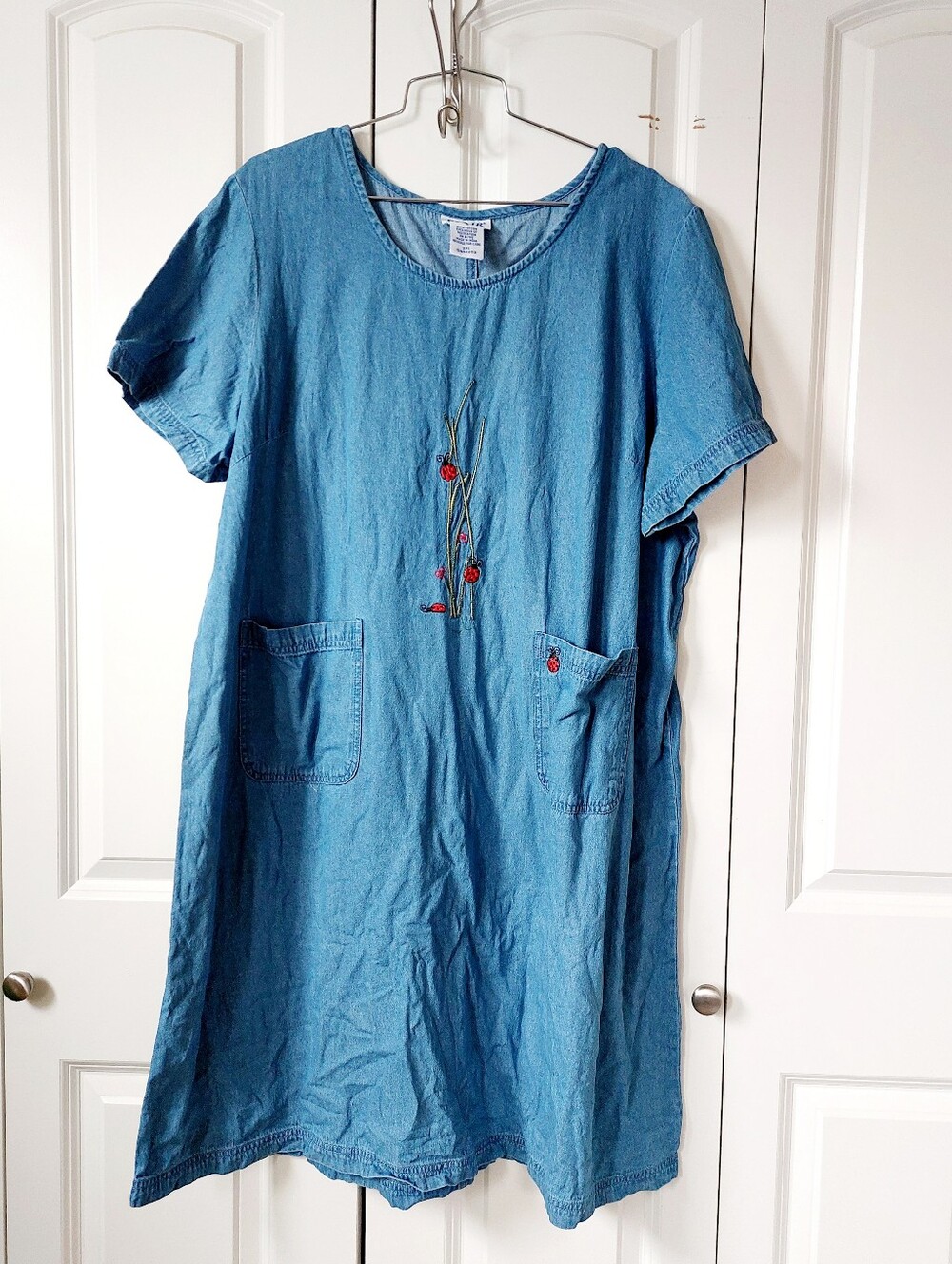 90s Denim Dress Ladybugs on Grass 2XL Embroidery Cottagecore Art Teacher Garden